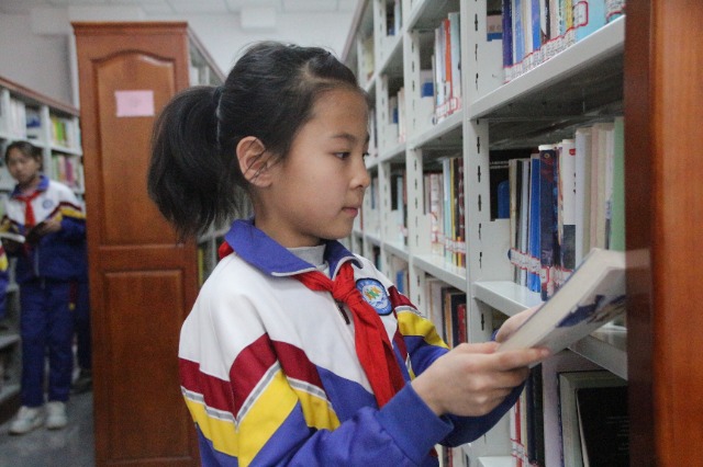 學(xué)生學(xué)習(xí)如何將圖書進(jìn)行分類上架.JPG