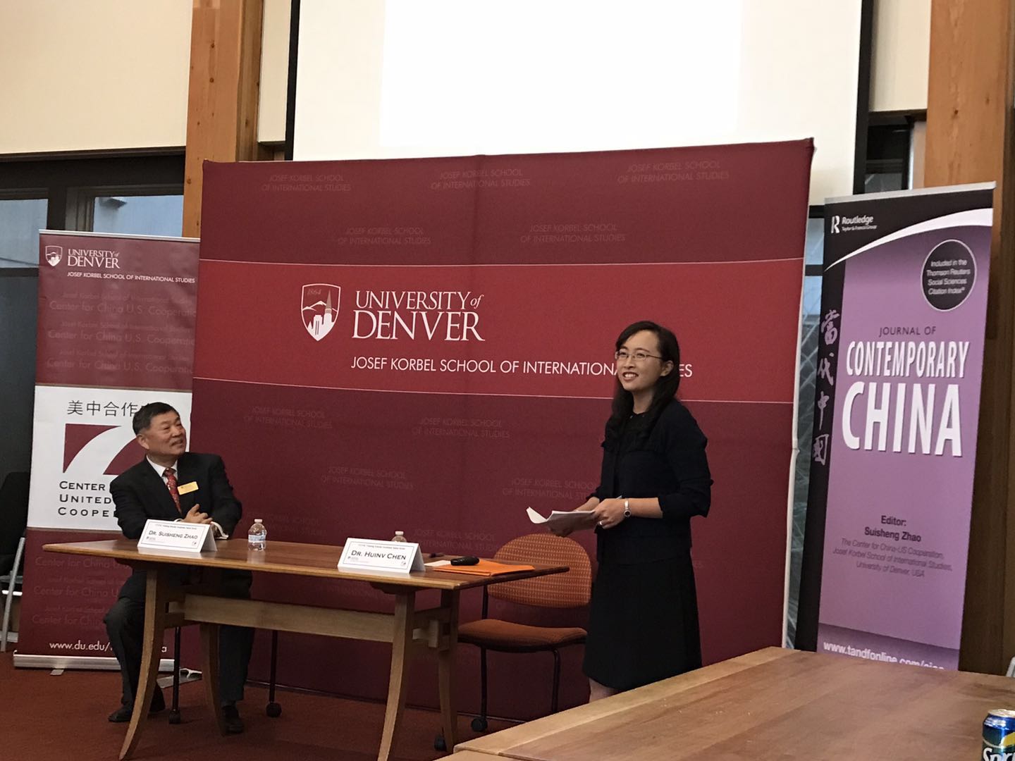 在丹佛大學(xué)開講座，旁邊主持人是我的導(dǎo)師趙穗生教授.jpeg