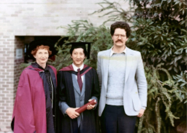 攝于作者的碩士畢業(yè)典禮后（1982年5月）。左為瑪塔博士，右為當(dāng)時在拉籌伯大學(xué)語言學(xué)系授課的一位美國老師，他也是作者碩士論文的評閱人之一.jpg