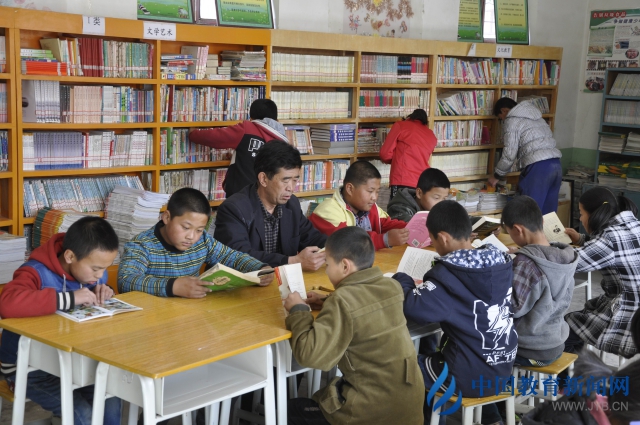 校長帶領學生閱讀.jpg