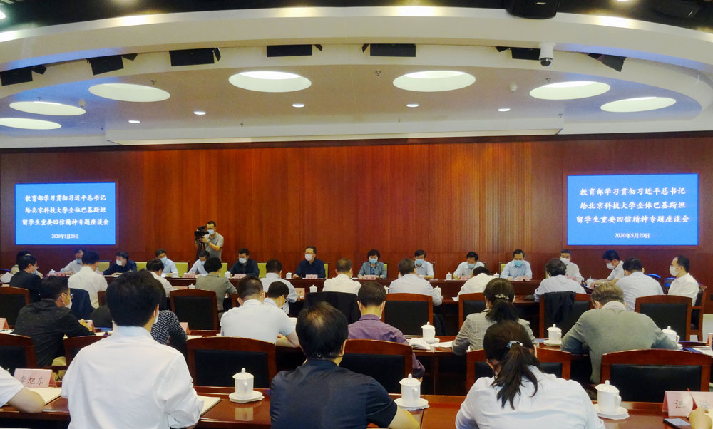 專題座談會現(xiàn)場   攝影_蒙梓.jpg