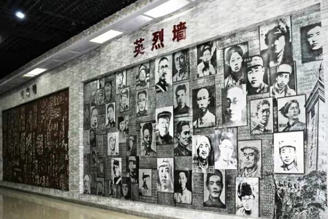 這是晉綏邊區(qū)革命紀(jì)念館的英烈墻，總導(dǎo)演第一次采風(fēng)時被強烈震撼，一定要把這面墻還原到舞臺上，讓后人深深的緬懷和銘記。演員們到達后，一致要求先到紀(jì)念館參觀學(xué)習(xí)。.jpg
