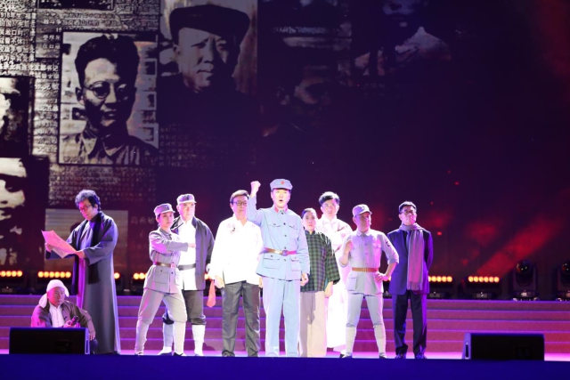 站在烈士們曾經(jīng)以鮮血和生命捍衛(wèi)的土地上，演員們飽含深情和感恩地再現(xiàn)了舞臺版的朗誦劇《呂梁英雄譜》，向先烈致敬，給后人啟迪。.jpg