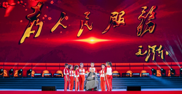 表演藝術(shù)家喬榛老師和興縣一二〇師學(xué)校的孩子們演繹《為人民服務(wù)的故事》，這個故事在短短2天內(nèi)，他不知道給孩子們講了多少遍了。.jpg