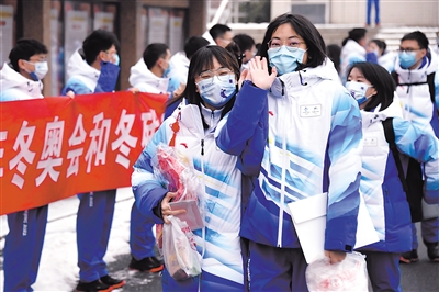 1月23日，在北京交通大學(xué)，首批冬奧志愿者準(zhǔn)備出發(fā)。當(dāng)日，北京交通大學(xué)首批冬奧志愿者集結(jié)出發(fā)。據(jù)了解，首批80名師生志愿者將在國(guó)家體育館開(kāi)展志愿服務(wù)工作。新華社記者 任超 攝.jpg