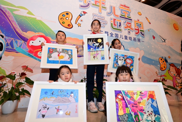 少年兒童迎冬奧——第二屆全國(guó)兒童繪畫(huà)展”今天在中國(guó)婦女兒童博物館開(kāi)幕。從2022幅作品中精心遴選出的300余幅代表作，分為“我的童年冬奧夢(mèng)”“靈巧小手畫(huà)冬奧”“冰雪迎春喜洋洋”“攜手奮進(jìn)向未來(lái)”四個(gè)篇章進(jìn)行展示。2.jpg