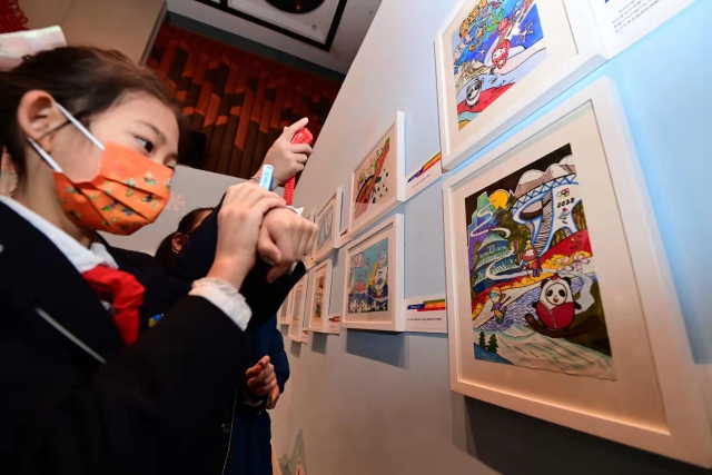 少年兒童迎冬奧——第二屆全國(guó)兒童繪畫(huà)展”今天在中國(guó)婦女兒童博物館開(kāi)幕。從2022幅作品中精心遴選出的300余幅代表作，分為“我的童年冬奧夢(mèng)”“靈巧小手畫(huà)冬奧”“冰雪迎春喜洋洋”“攜手奮進(jìn)向未來(lái)”四個(gè)篇章進(jìn)行展示。1.jpg