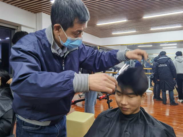 曹樹謙教授在給學生理發(fā)。.jpg