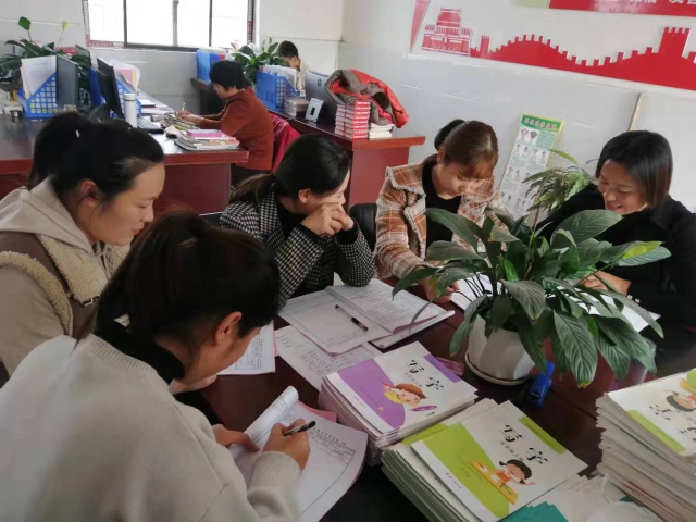 1 鄭莊小學(xué)教師集體備課。（王燕杰 攝）.jpg
