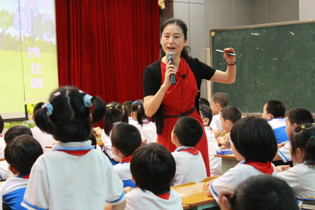 p50 圖1 學校教師在課堂上開展啟發(fā)式教學，與學生互動。吳春嬈 供圖.jpg
