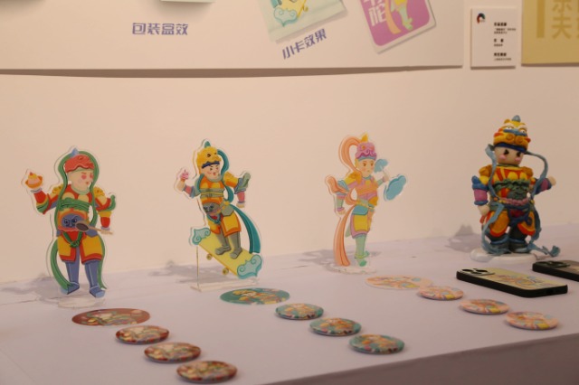 活動現(xiàn)場展出的學生作品創(chuàng)意無限，精彩紛呈（鄭逸潔 攝） (6).jpg