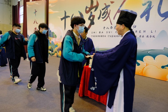 寧波東錢湖旅游學(xué)校校長為學(xué)生贈書 張培堅(jiān) 攝.jpg