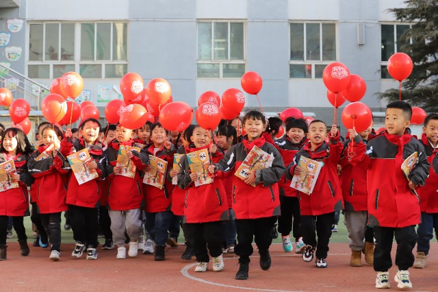 01——2月19日，甘肅省平涼市崆峒區(qū)西大街小學教育集團，學生們領取到新課本后在校園里高興地奔跑。.JPG