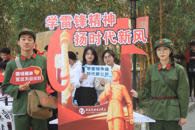 直播活動(dòng)現(xiàn)場打卡拍照。北海藝術(shù)設(shè)計(jì)學(xué)院供圖.jpg