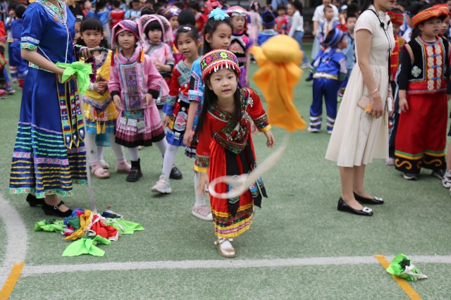 南寧市星湖小學一、二年級的學生開展了壯族競技項目“背簍繡球”.JPG