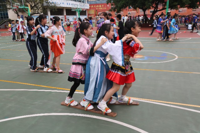 南寧市星湖小學的三、四年級學生開展了壯族競技項目“三人板鞋”.JPG