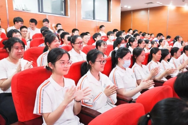 報(bào)告會(huì)現(xiàn)場(chǎng)。學(xué)校供圖.jpg