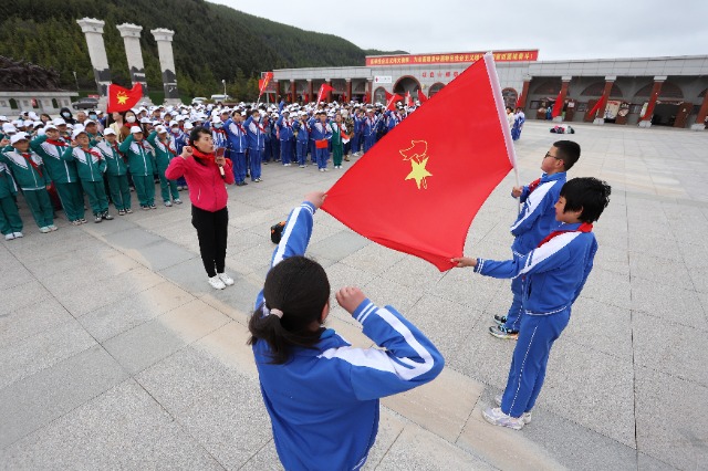 09——5月26日，甘肅省平?jīng)鍪嗅轻紖^(qū)西大街小學(xué)教育集團(tuán)在六盤山紅軍長征紀(jì)念館舉行少先隊(duì)員入隊(duì)儀式。.JPG