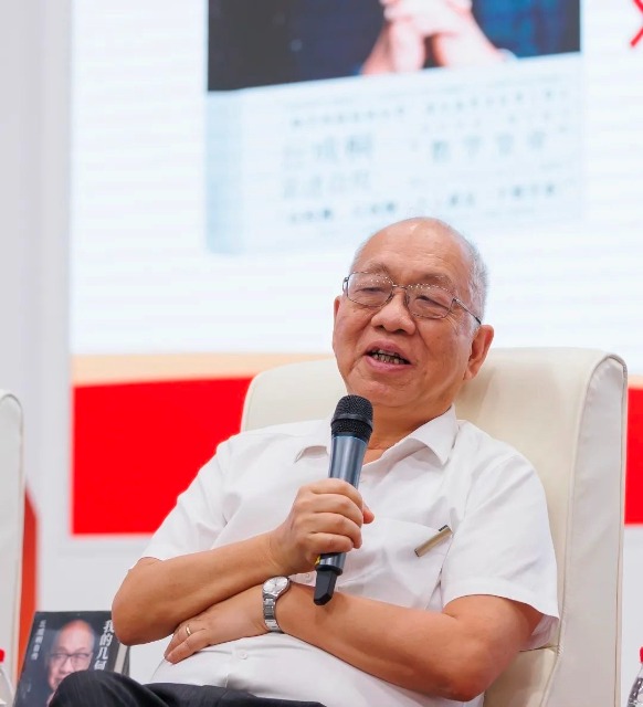 活動中的丘成桐先生。學校供圖.jpg