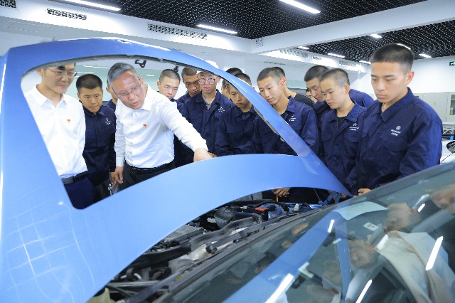 宣講團成員在北電科汽車工程學(xué)院交流參觀。學(xué)校供圖。.jpg