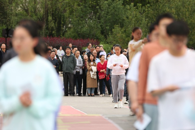 07——6月7日，在甘肅省平?jīng)鍪械谖逯袑W考點，家長們目送考生進入考場。.JPG