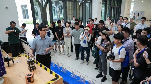 中山大學深圳校區(qū)航空航天學院教師介紹學生立方星項目。學校供圖.jpg