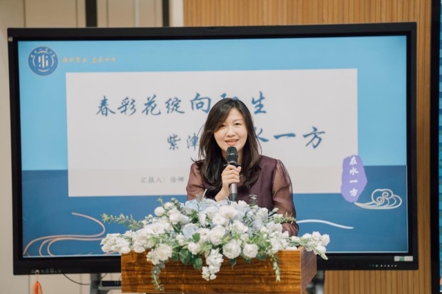 在水一方小學(xué)校長徐娜做介紹。學(xué)校供圖.jpg