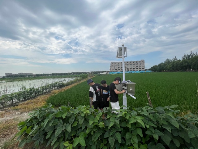 寧波財經(jīng)學院大學生深入田間地頭檢修設備 學校供圖.jpg