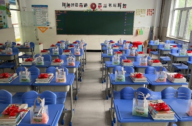 黑龍江五常時代中學(xué)，煥然一新的教室靜待學(xué)生歸來。梁丹攝.jpg