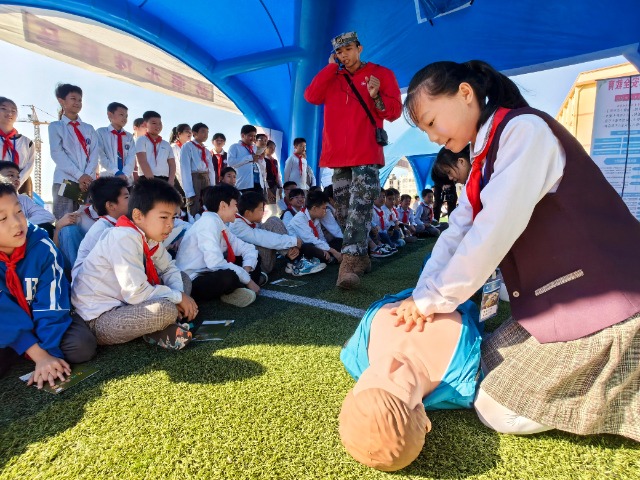 學(xué)生在教官指導(dǎo)下進(jìn)行心肺復(fù)蘇全流程實踐。.jpg