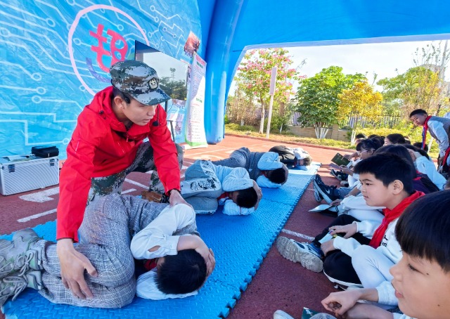 教官向?qū)W生傳授校園安全防踩踏知識。.jpg