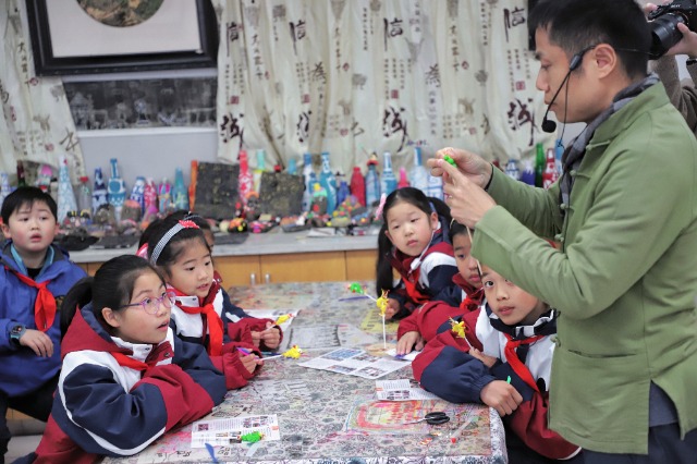 寧波鄞州區(qū)鐘公廟中心小學學生在寧波市非遺傳承人的指導下學習制作面塑小龍 學校供圖.jpg