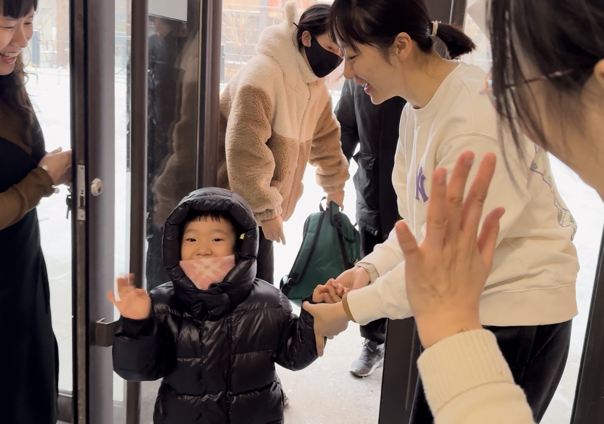 綠園區(qū)第三實驗幼兒園  早晨入園時，孩子開心地和老師打招呼（綠園區(qū)教育局供圖）.jpg