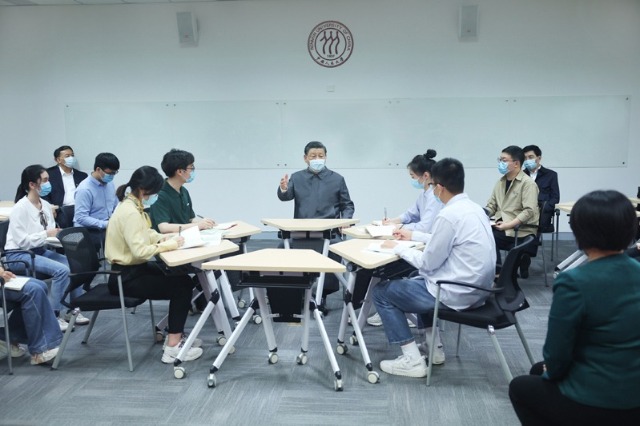 2022年4月25日，習(xí)近平總書(shū)記來(lái)到中國(guó)人民大學(xué)考察調(diào)研。這是總書(shū)記在立德樓觀摩思政課智慧教室現(xiàn)場(chǎng)教學(xué)并參與討論。
