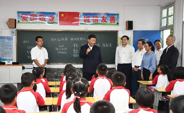 2020年9月16日，習(xí)近平總書(shū)記在湖南省郴州市汝城縣文明瑤族鄉(xiāng)第一片小學(xué)，同正在上思政課的同學(xué)們親切交流。