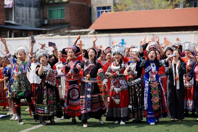 圖1：4月9日，在廣西柳州市融安縣實(shí)驗(yàn)小學(xué)校園，師生們?cè)谶M(jìn)行山歌對(duì)唱。（譚凱興 攝）.JPG