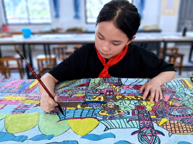 融水苗族自治縣融水鎮(zhèn)苗家小鎮(zhèn)小學(xué)學(xué)生在畫中國重彩畫。 (1).jpg