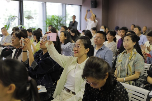 教研講座現(xiàn)場(chǎng)，與會(huì)者積極互動(dòng)?；顒?dòng)方供圖.jpg