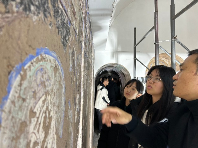 同學(xué)們跟著師傅“造石窟”。學(xué)校供圖