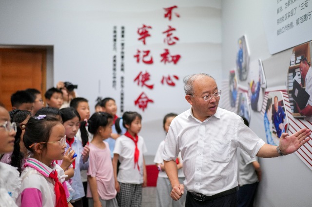 學(xué)生們與“時代楷?！卞X海軍互動 慈溪市學(xué)生成長指導(dǎo)中心供圖.jpg