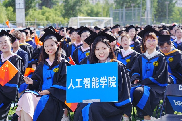 畢業(yè)典禮現(xiàn)場。學(xué)校供圖.jpg