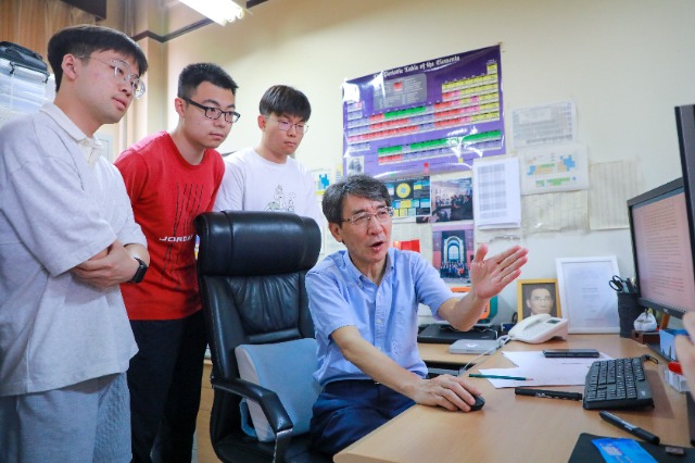 中國科學院院士、清華大學教授、南方科技大學校長薛其坤正在指導學生開展科學研究。（南方科技大學供圖）.jpg