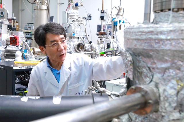 中國科學院院士、清華大學教授、南方科技大學校長薛其坤正在開展科學研究。（南方科技大學供圖）.jpg