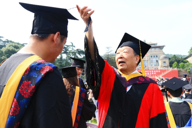 2017年6月22日，李德仁參加武漢大學畢業(yè)典禮并為畢業(yè)生撥穗.jpg