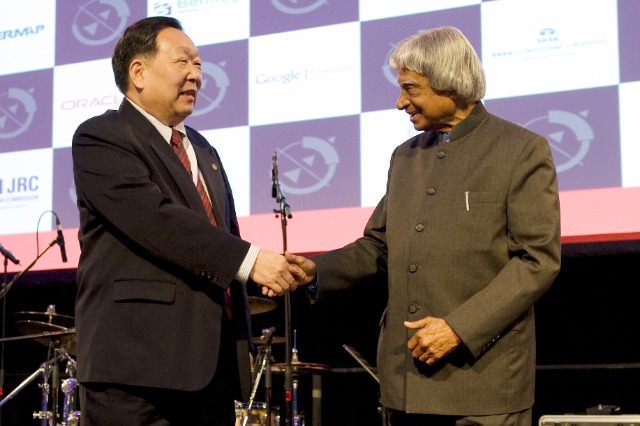 2012年4月14日，國際地球空間信息科學大會授予武漢大學“World Leadership”獎，李德仁接受頒獎嘉賓印度前總統(tǒng)頒獎.jpg