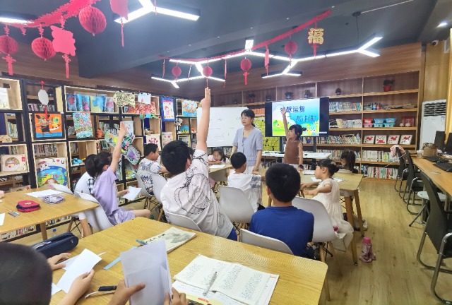7月16日，姜堰區(qū)三水街道關(guān)工委陳莊社區(qū)校外輔導(dǎo)站開辦的《智慧運算一一感受別樣的數(shù)學(xué)》得到孩子們的青睞。（拍攝者：泰州市姜堰區(qū)關(guān)工委 全玉英）.jpg