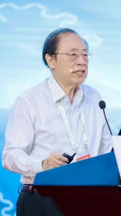 姚期智先生做演講。學校供圖.jpg