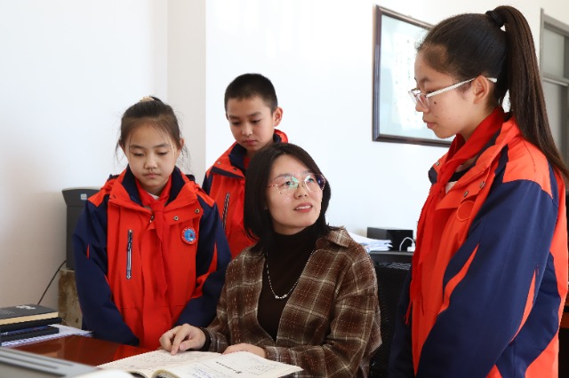 甘州區(qū)黨寨鎮(zhèn)中心學校教師在課間為孩子們講解疑難問題。（張儒泰攝）.JPG