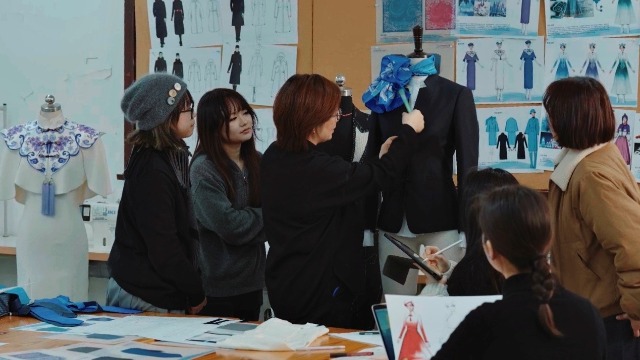 東華大學服裝與藝術(shù)設計學院師生團隊在討論結(jié)構(gòu)細節(jié)。學校供圖