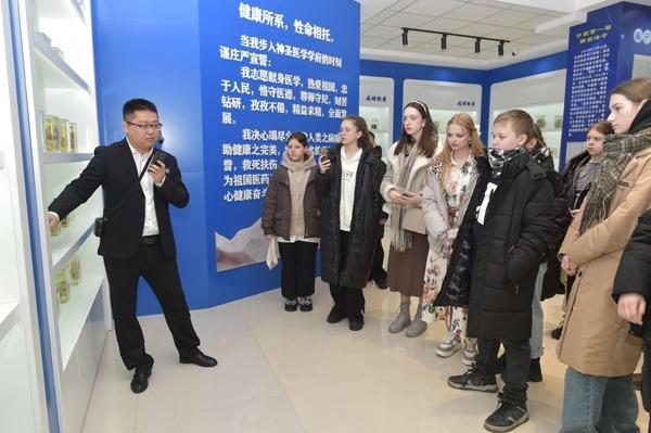 來訪師生參觀生命科學(xué)館。學(xué)校供圖。.jpg